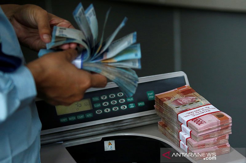 illustration: rupiah banknotes being counted.